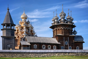 Кижский погост: деревянные церкви с православными крестами